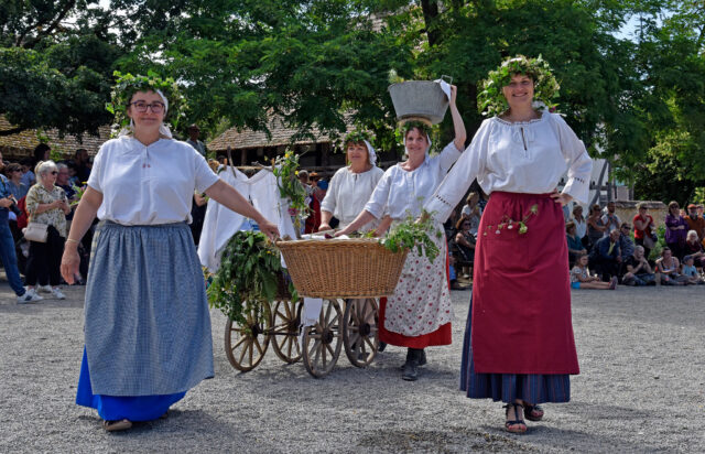 Cortège du feuillu de Pentecôte à l'Écomusée © Denis Sutter